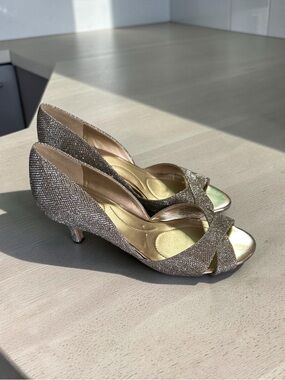 Women’s Gold Glitter Peep-Toe Low Heel Pumps